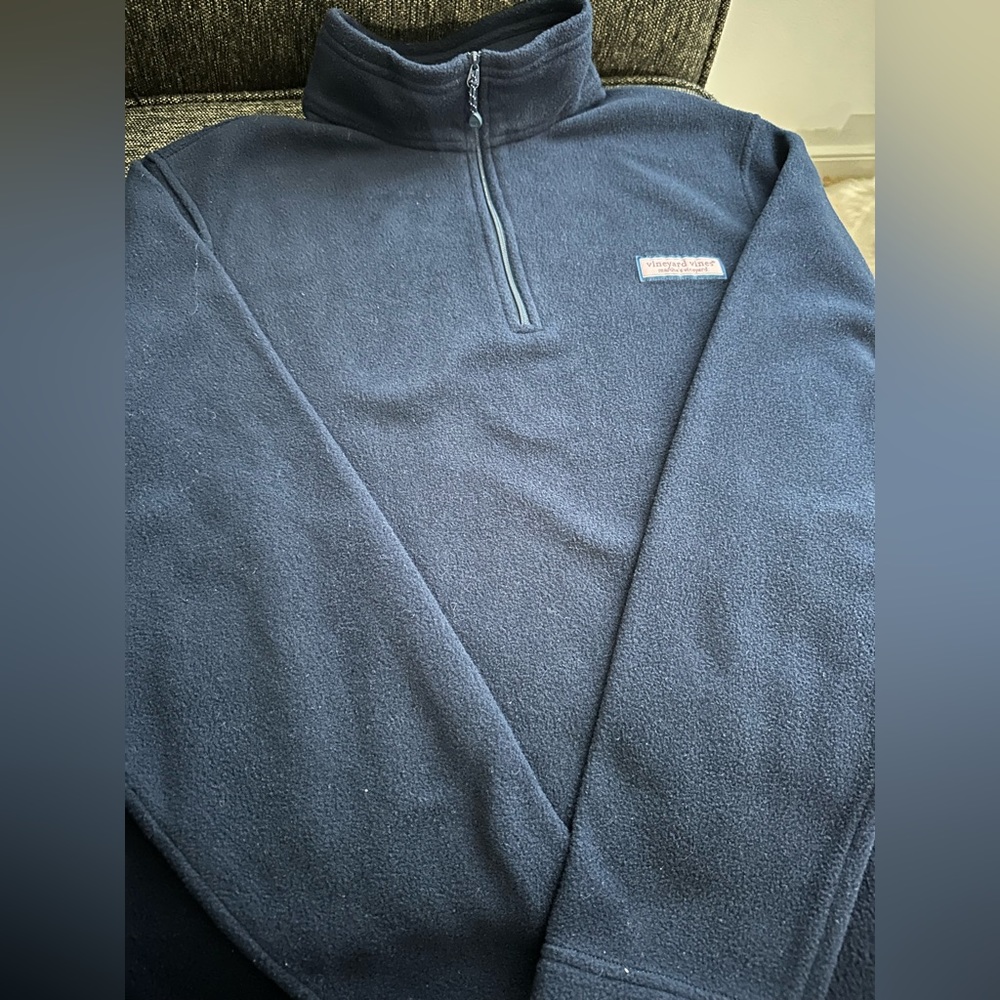 Gently used Men’s Vineyard Vines pullover in navy color.